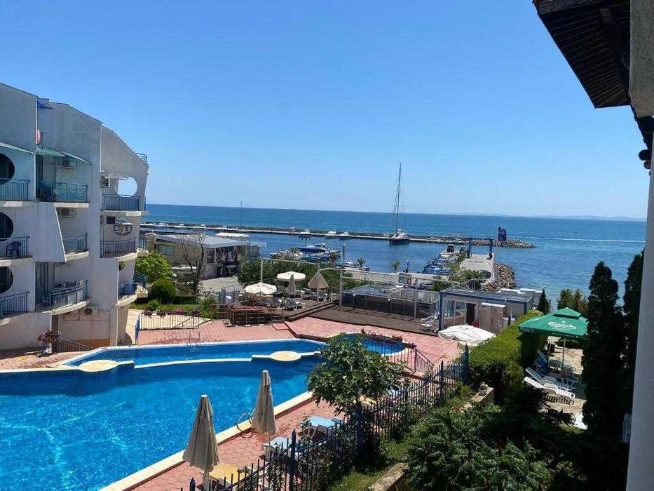 Тристаен апартамент с гледка море в централната част, Ниска такса