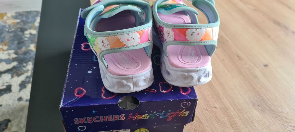 Vand sandale Skechers noi . Sunt marimea 26 ( 16 cm).
