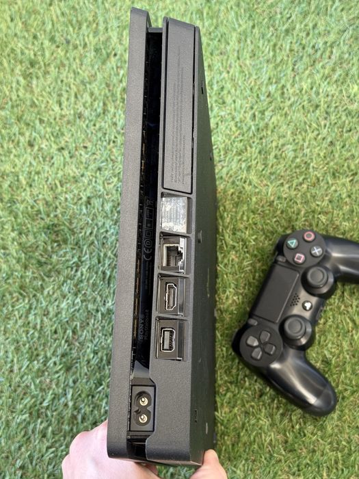 PlayStation 4 Slim ( PS4 )