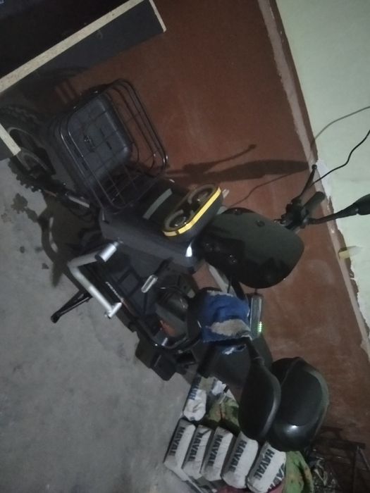 Скутер сотилади холати  зор 300долор ками бор