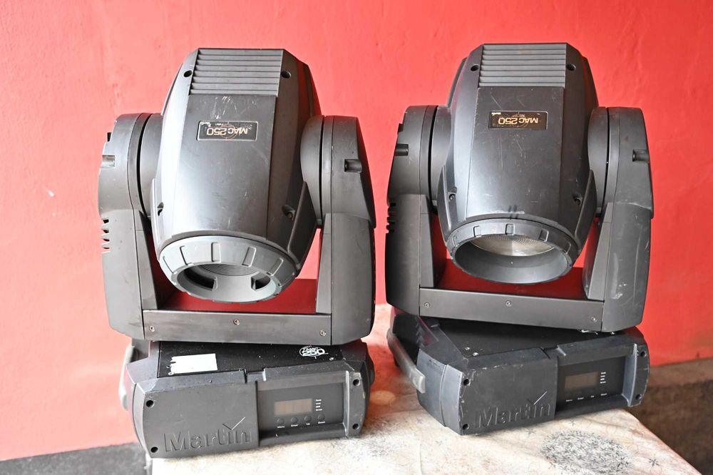 Vand 4 proiectoare profesionale MARTIN MAC 250 ENTOUR.