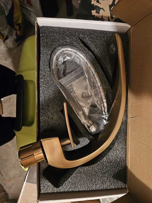 Златен смесител за баня