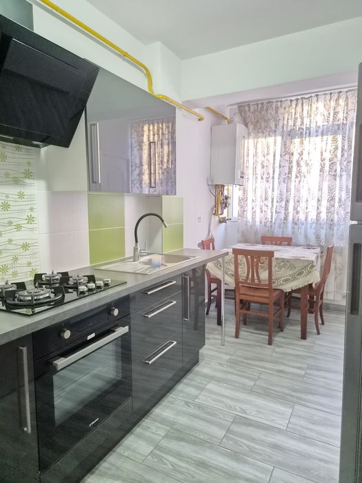 Închiriez apartament cu trei  camere în bloc nou mobilat si utilat - Vedere 2