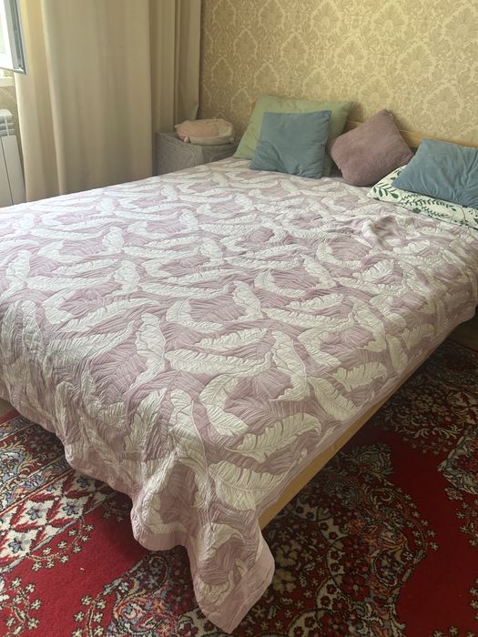 Кровать двухспальная с матрасом