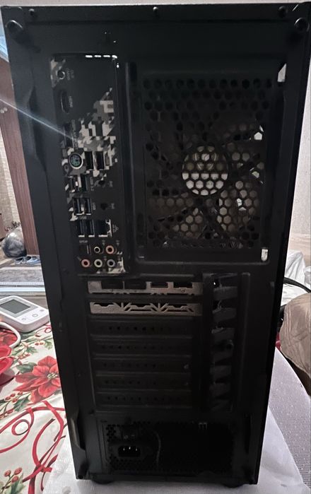 Продавам геймърски компютър AMD Ryzen 5 5600 / RX 6600 8GB / 16GB RAM / 1TB SSD
