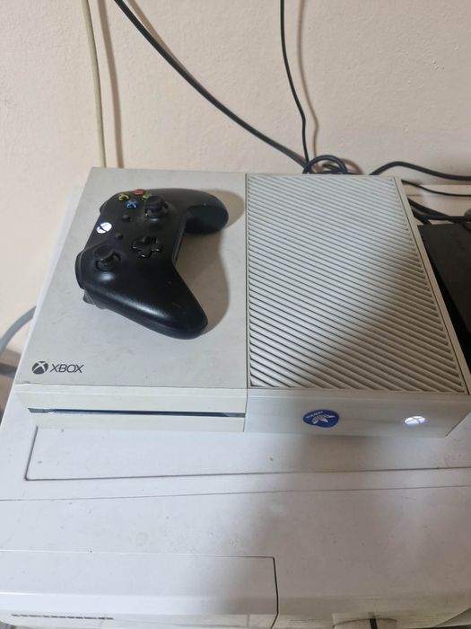 Vand Xbox One + o maneta si 2 jocuri