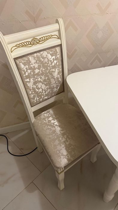 Стол и стулья б/у