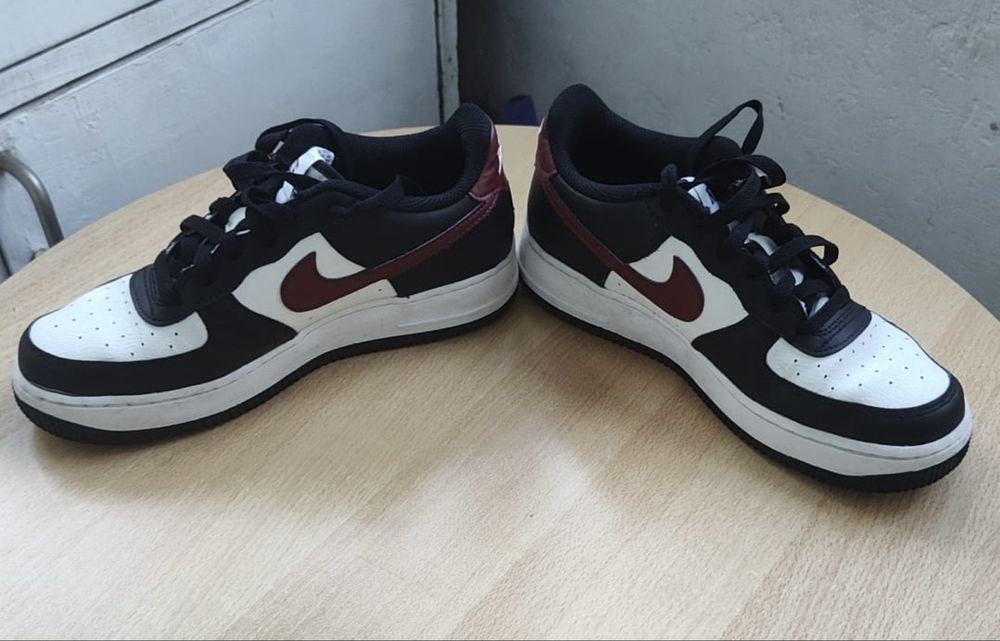 Vand 2 perechi de adidasi Nike Air si o pereche de Jordan