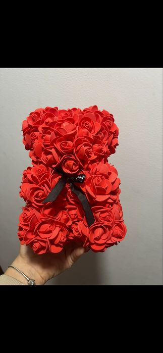 Мече от червени рози