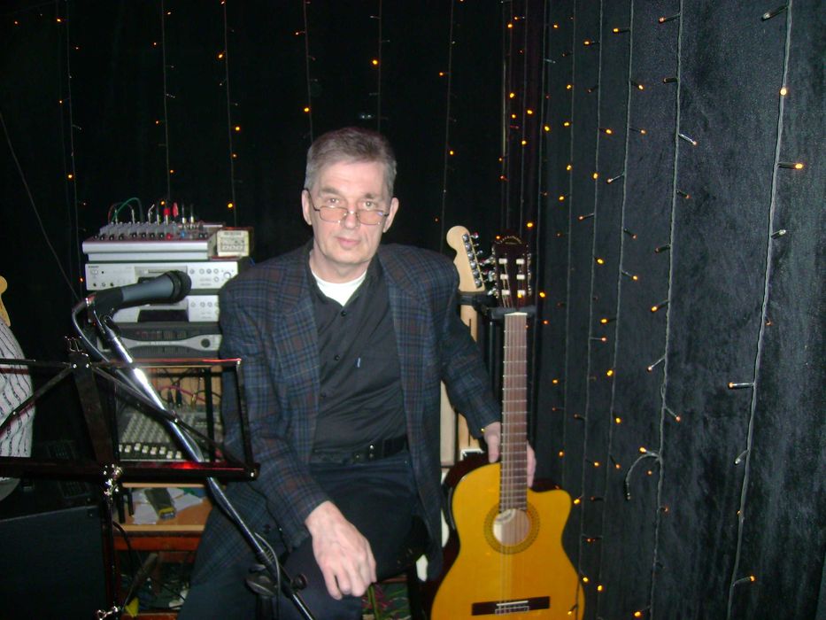 Обучение на гитаре, укулеле, бас гитаре.