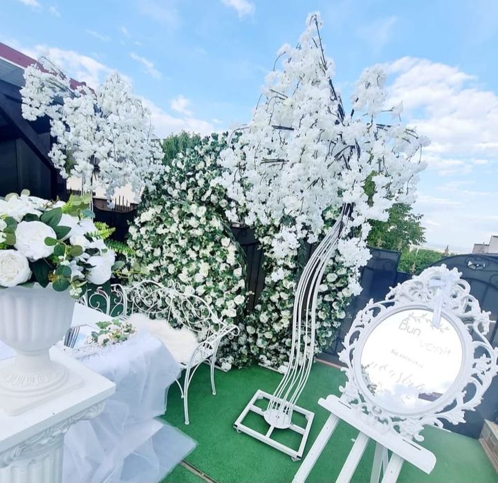 vand copaci flori stative litere LOVE scaune