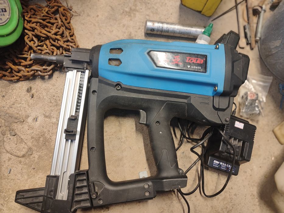 Монтажный писталет