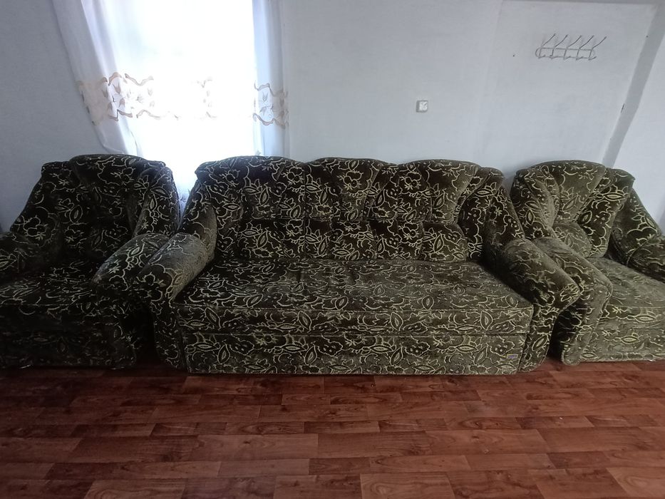 Продам диван с двумя  креслами срочно писать звонить на ватцап .