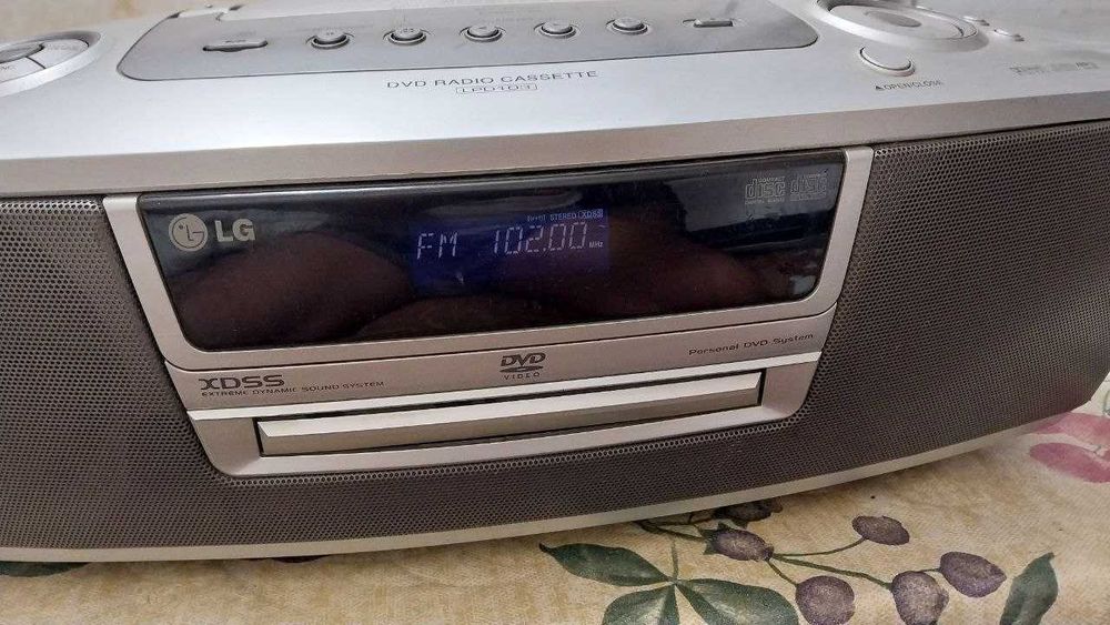 Продам магнитофон LG 4в1 Радио, кассеты, CD, mp3, Dvd