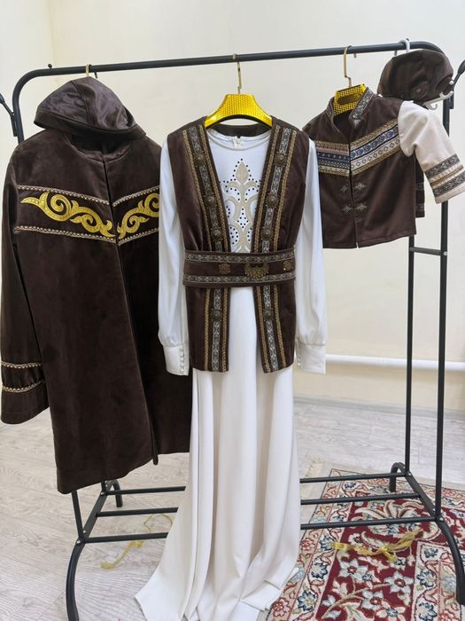 Киімдер сатылады