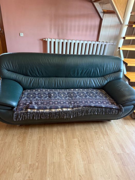 Продам Кожаные кресла, диван отдам впридачу.