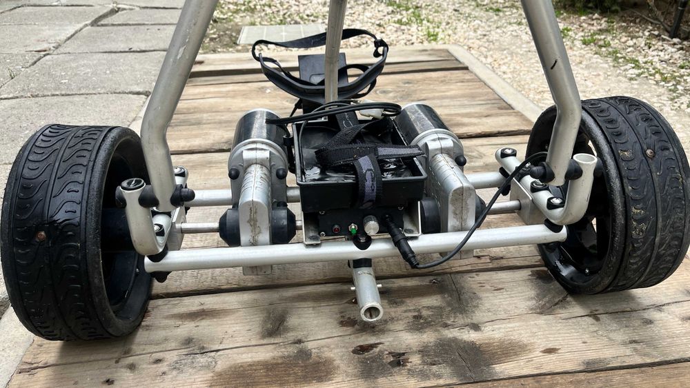 carucior electric cu 2 motoare pentru golf