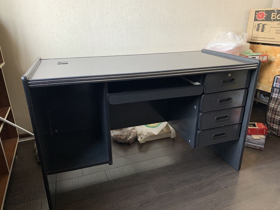 Стол для офисной работы