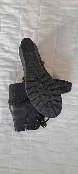 Нови елегантни и удобни черни дамски боти с цип  и връзки на платформа