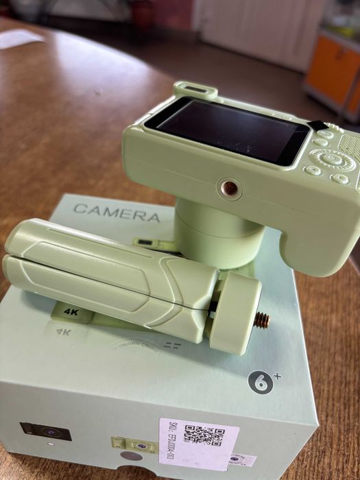 Camera digitala, echipata cu trepied, 1080p,camere duale fata si spate