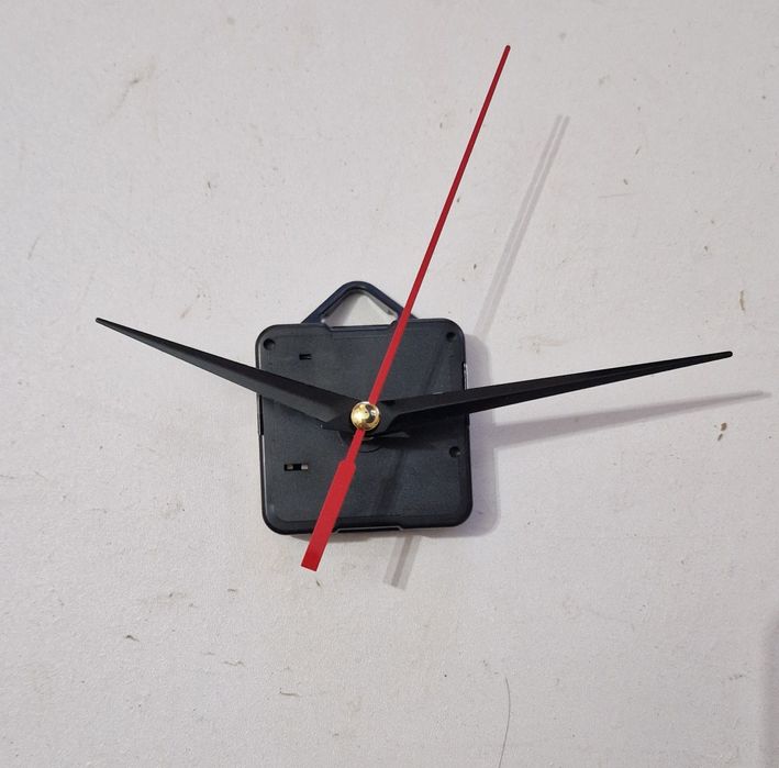 Механизми и цифри за часовник