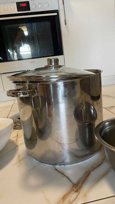 Комплект кухненски съдове – тенджера, купи и капаци