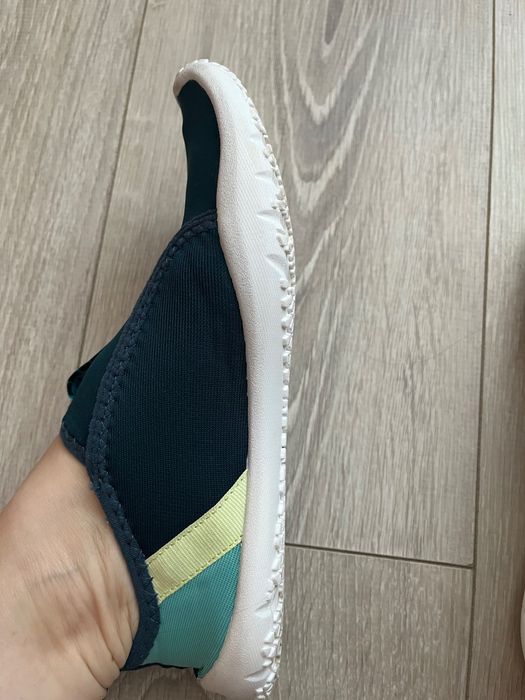 Vând încălțăminte potrivită pentru apă și pietriș