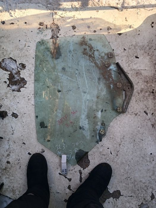 Стекло двери Мазда 323ф на 1995г