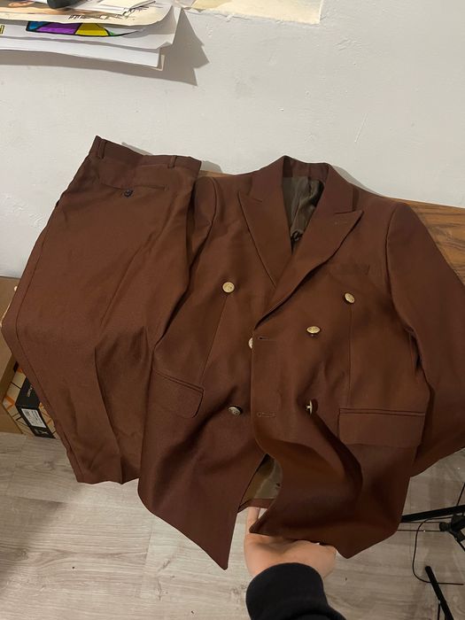 Vând costum Purtat odată
