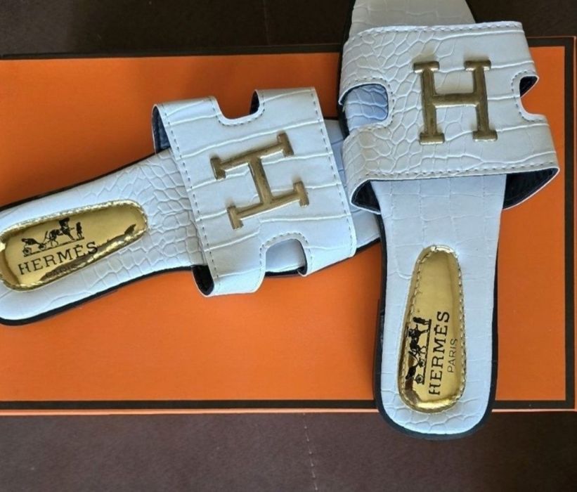 Продавам дамски чехли