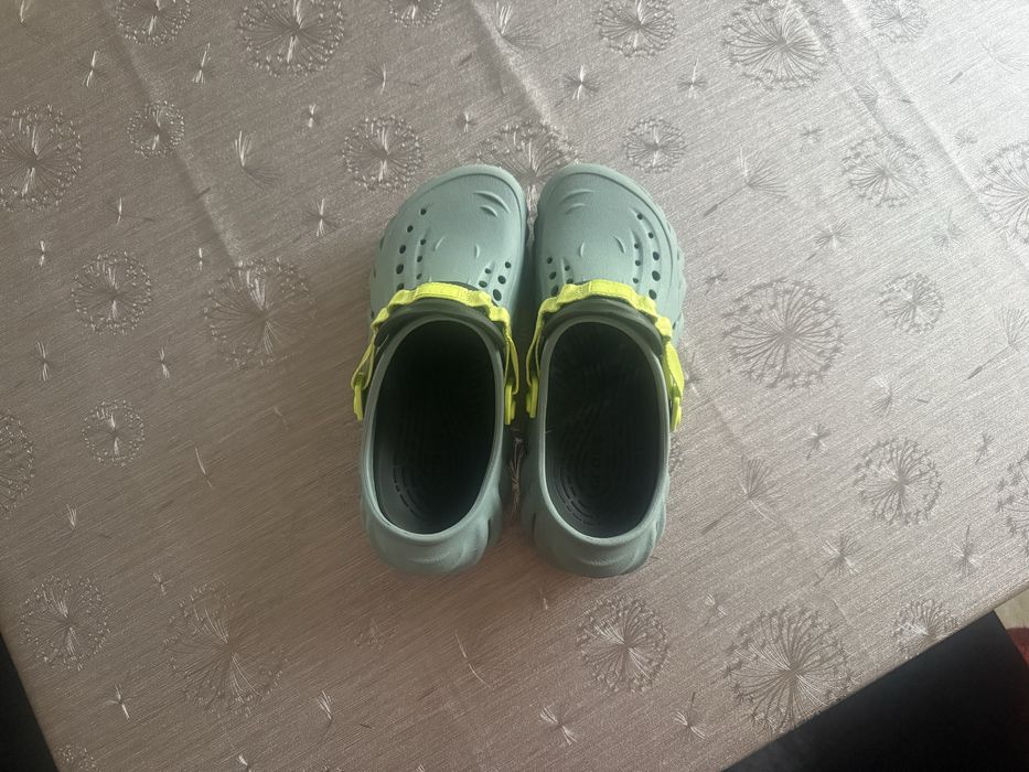 Crocs. Супер удобни.