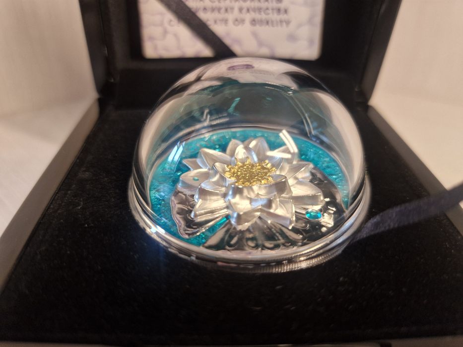 Серебряная монета Кувшинка