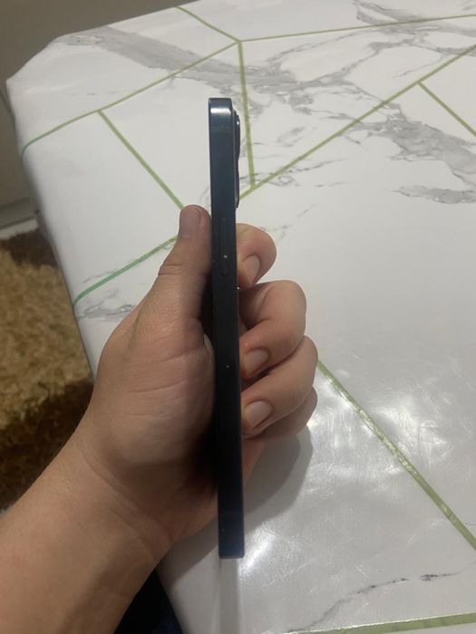 Продам Iphone 13