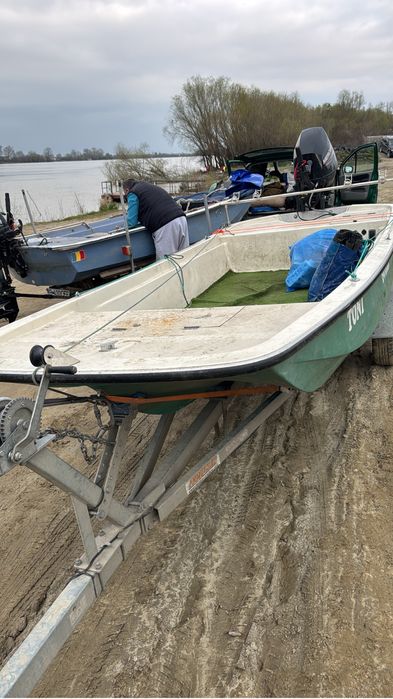 Barca Trimaran 4m cu motorMercury  30cp