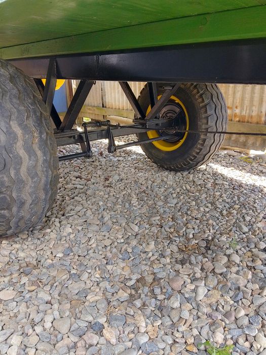 Remorcă agricolă pe o axă
