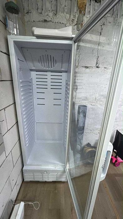 Холодильный шкаф со стеклянной дверью