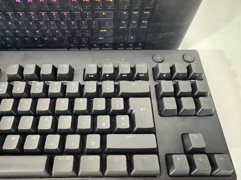 Клавиатува - Logitech Pro Blue Clicky