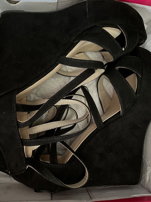 Високи обувки на платформа черни