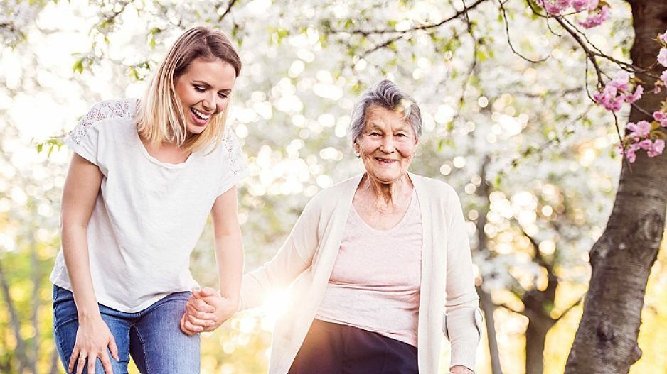 Уход за пожелым человеком на своей територии