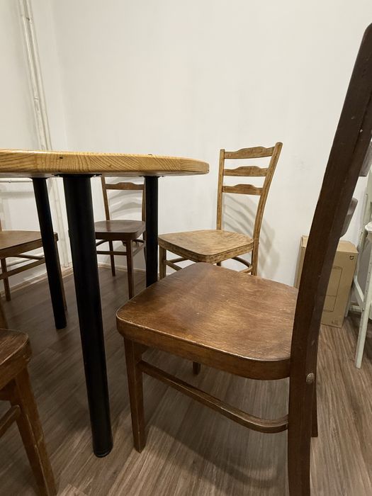 Круглый стол со стульями