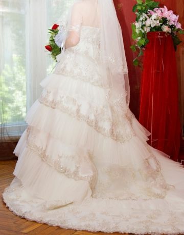 Продаётся свадебное платье со шлейфом