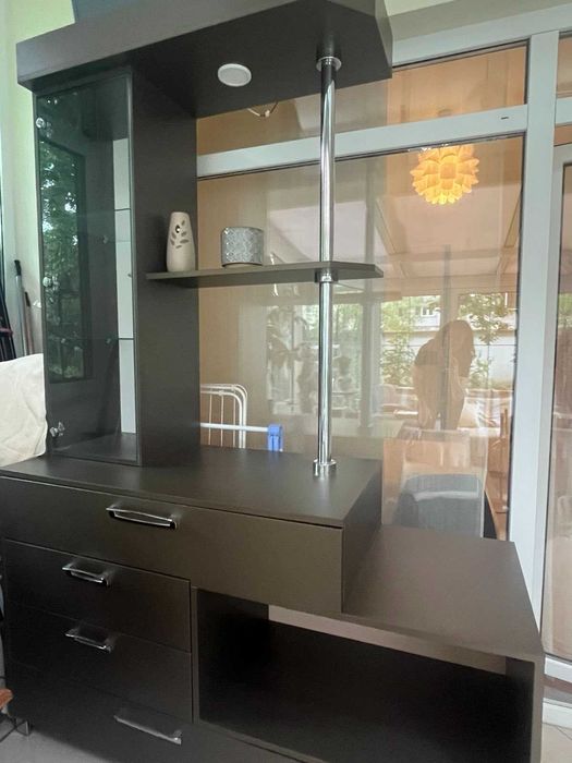 Модерна секция с чекмеджета и рафтове