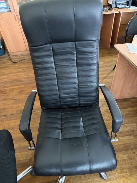 Продам два стула офисных