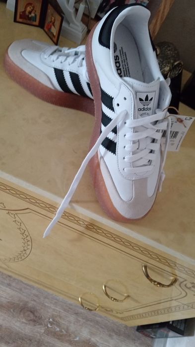 Adidași noi cu eticheta