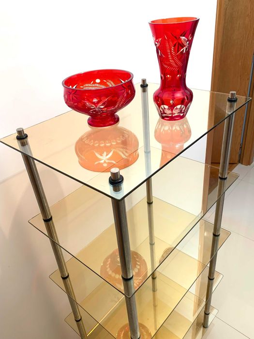 Красива стъклена етажерка