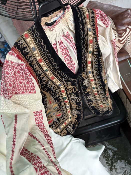 Set vintage tradițional românesc cu ie și vestă costum popular autentic broderie manuală artizanat românesc piesă de colecție rară veche tradițională