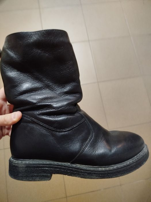 Vând aceste cizme negre din piele naturală