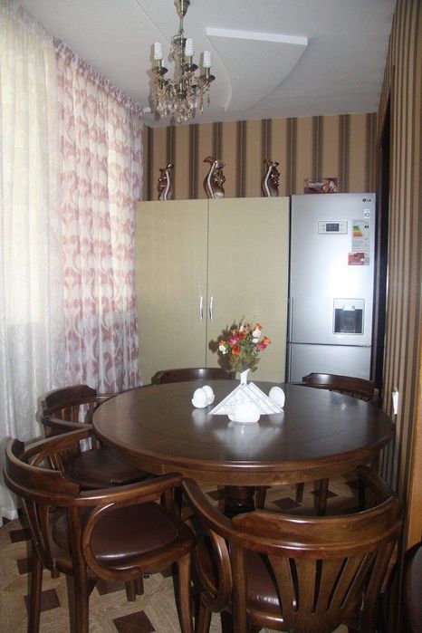 Продается квартира .за гост. "Grand Mir Hotel"  2/4/4. Метро Ойбек