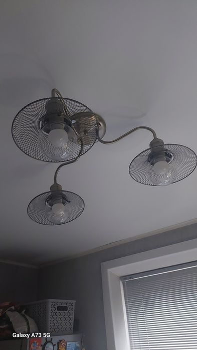 Продам люстру. 3 плафона