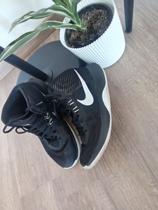 Vând adidași Nike